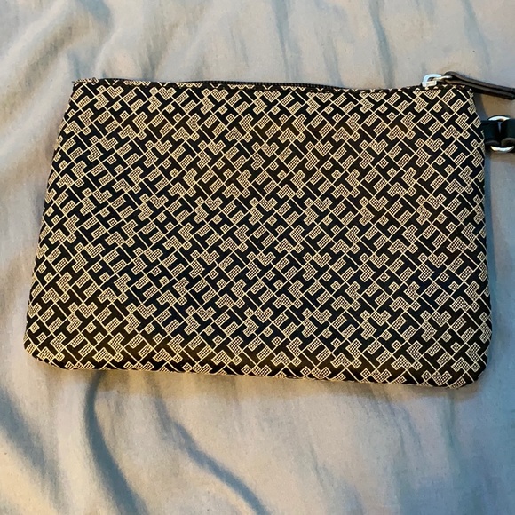 Tommy Hilfiger wristlet clutch - Picture 3 of 6
